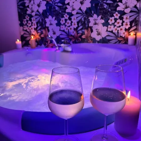 Casa Giulia Centro Jacuzzi Privata Piazza Del Plebiscito Wifi * Neapel